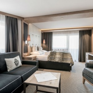 Regionale Materialen in Kombination mit modernem Design finden sich in allen 88 Zimmern. Foto: Hotel Hochfirst