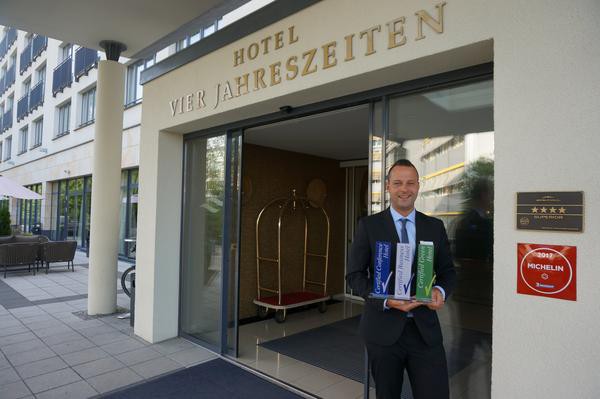 Tobias Baumann vom Hotel Vier Jahreszeiten Starnberg/Oberbayern freut sich über die erneuten „Certified“-Auszeichnungen für MICE-Angebot und Nachhaltigkeit Foto: Hotel Vier Jahreszeiten Starnberg
