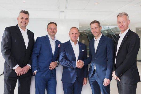 (v.l.n.r.:) Mikael Backman CEO of Restel, Aki Käyhkö, Managing Director Scandic Hotels Finland, Frank Fiskers, President & CEO Scandic Hotels, Perttu Puro, CEO of Tradeka & Chairman of the Board of Restel und Even Frydenberg, Incoming CEO of Scandic Hotels bei der Vertragsunterzeichnung. Foto: Scandic